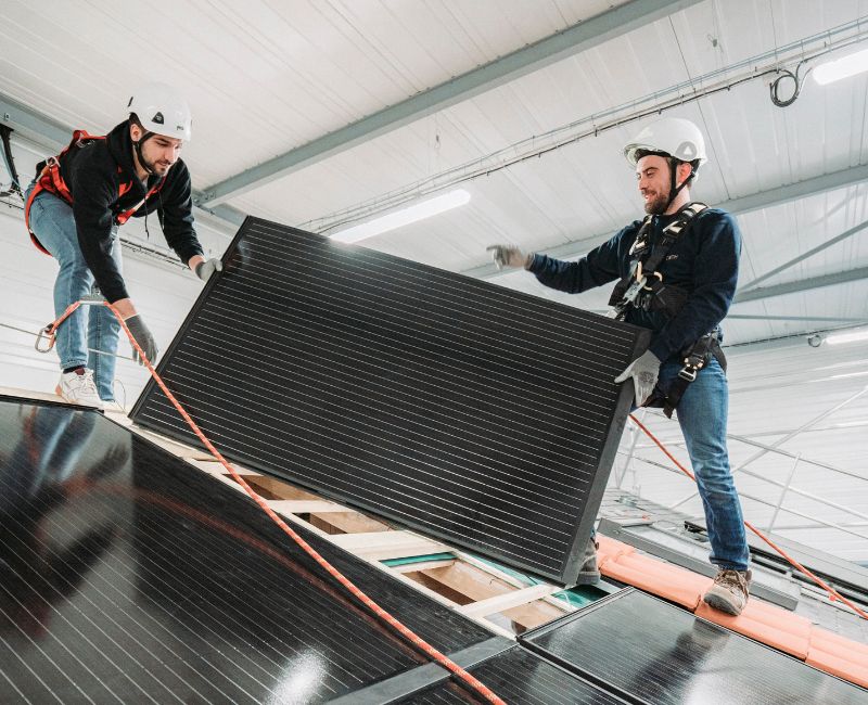 formation photovoltaique avec installateurs sur la structure pédagogique du centre de formation cetih