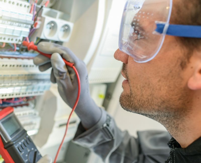 professionnel en formation habilitation électrique pour panneaux photovoltaiques