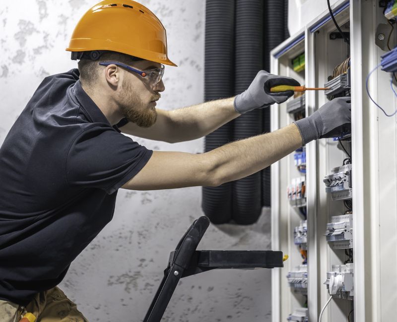 un électricien en train de réaliser une formation en habilitation électrique pour panneaux solaires